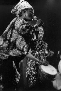 Nahawa Doumbiya est Chanteuse et caste des Forgerons Nahawa Doumbia-Forgeron